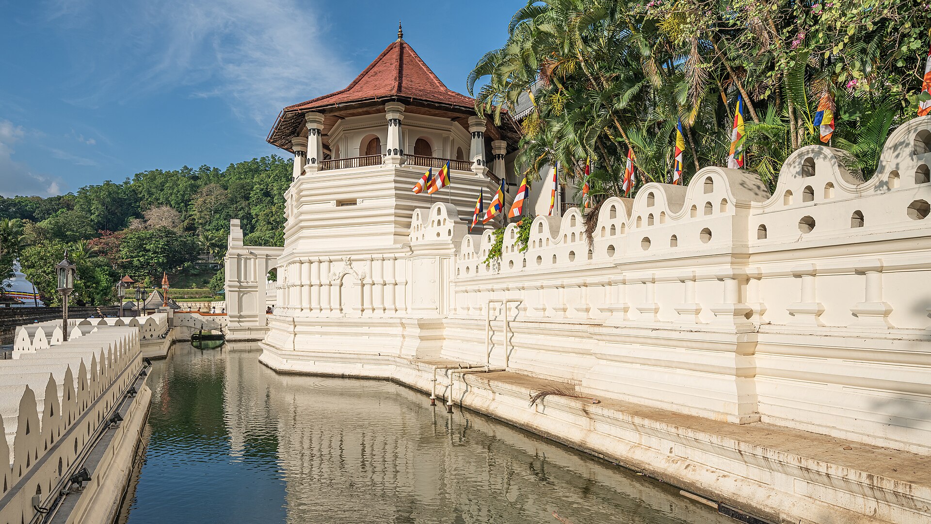 Temple of the Tooth Relic and Kandy lake at dusk