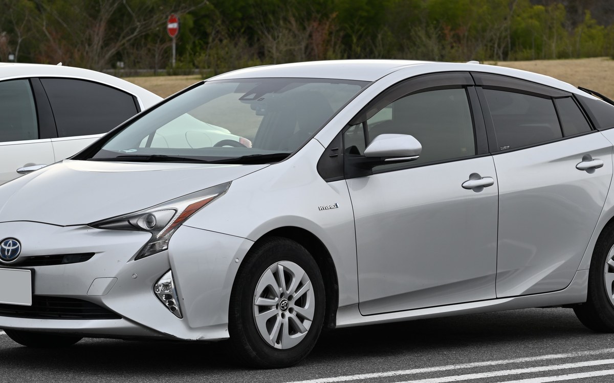 Air-conditioned Toyota Prius / Premio sedan used for private transfers in Sri Lanka
