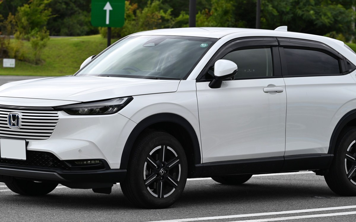 Private Honda Vezel / SUV for hire with driver on Sri Lankan scenic roads